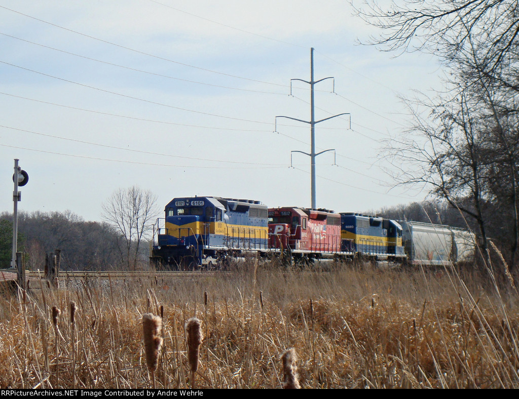 Westbound #487 in the East Siding awaiting a new crew